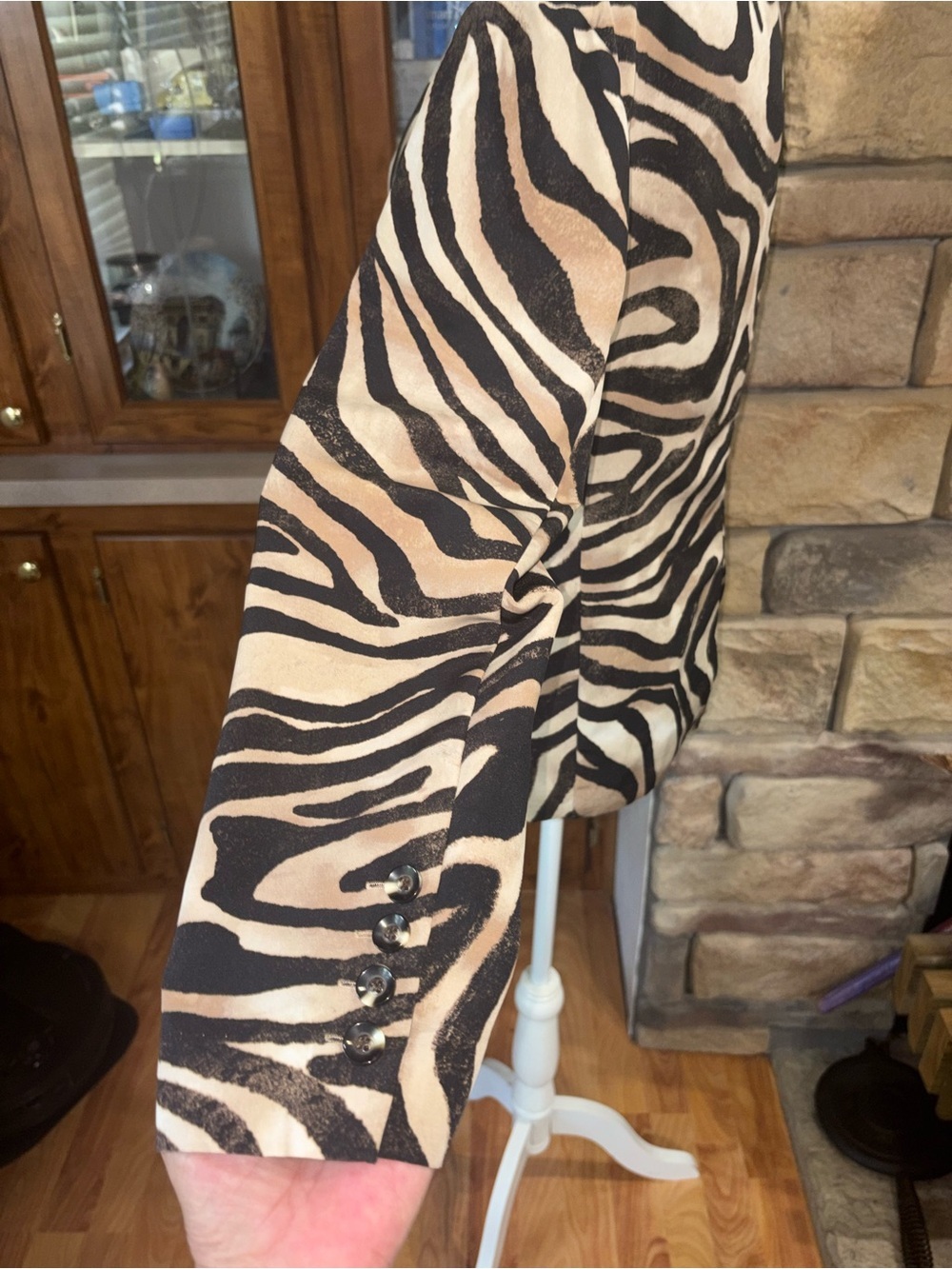 Chicos size 1 size medium black tan & gold zebra pattern jacket fully lined - Picture 5 of 9